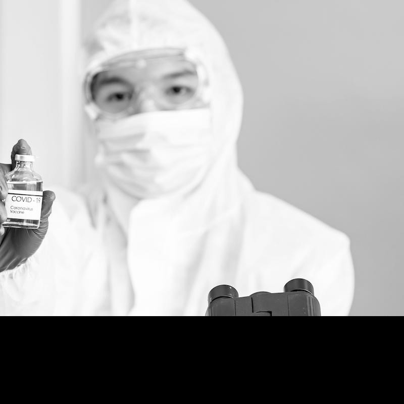 This picture of a vaccine vial from March 2020 is real