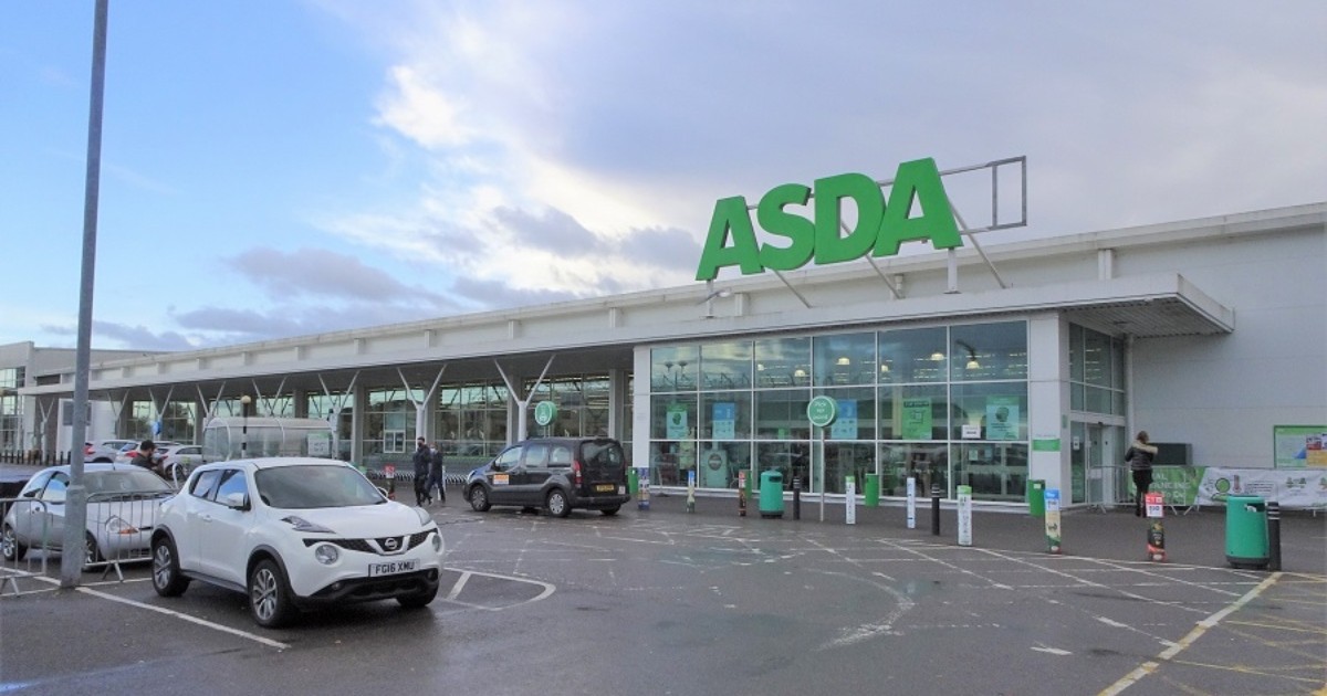 Photos don’t show Asda staff member throwing water over a man Full Fact