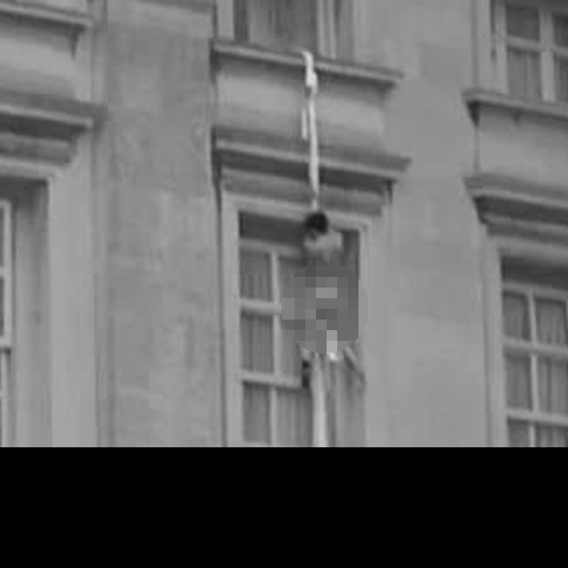 This is not an image of a naked child “escaping” from Buckingham Palace