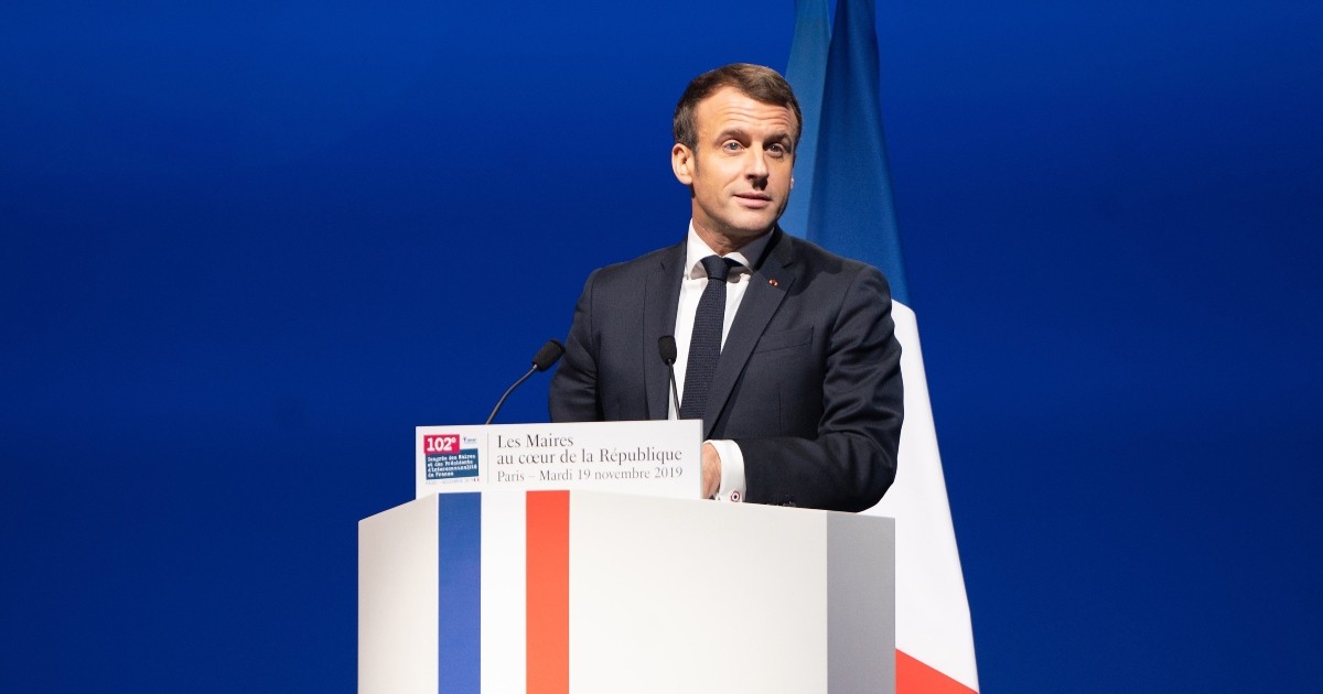 Picture of Emmanuel Macron in front of fire is AI-generated