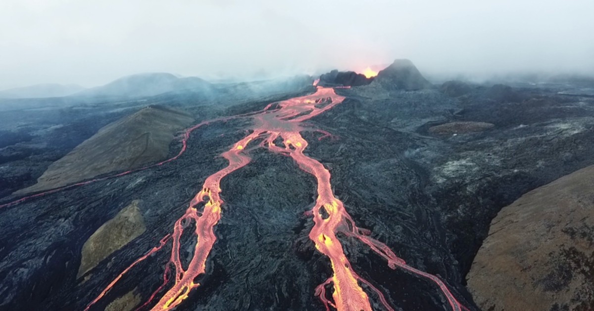 Videos show volcano erupting in Iceland in 2021