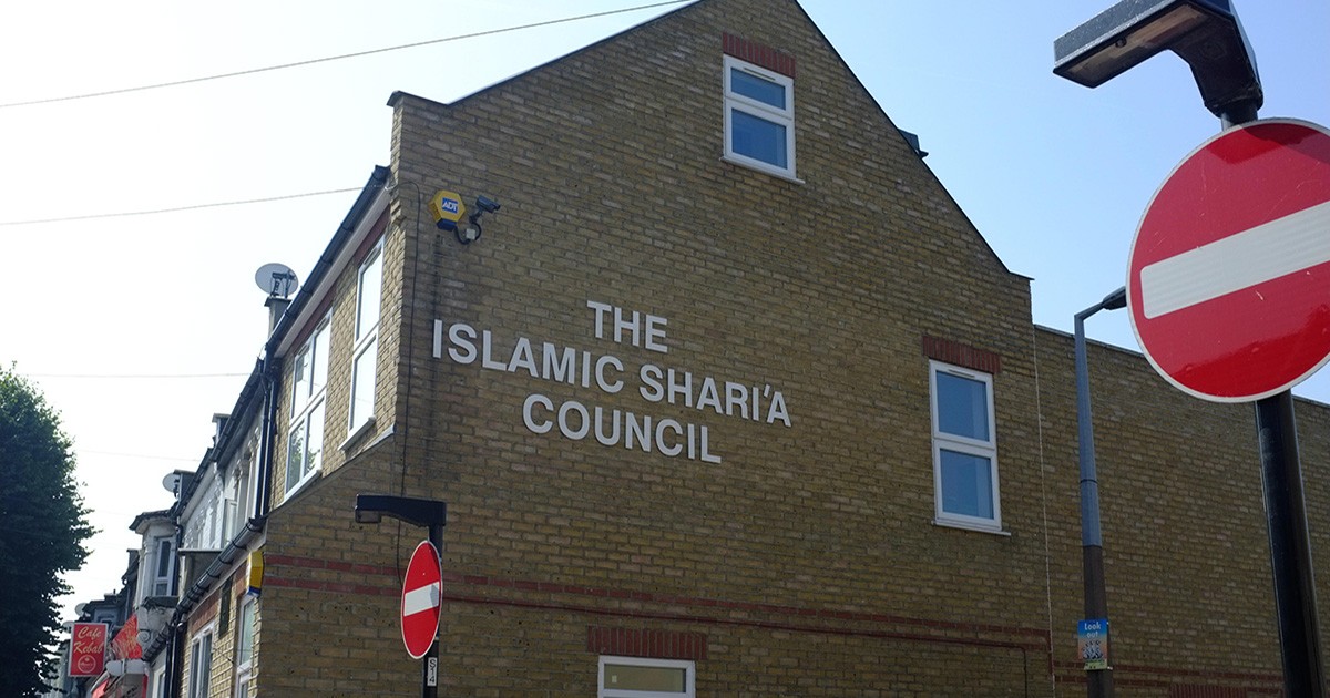 Sadiq Khan Did Not Pose For Photos With A Sharia Zone Leaflet – Full Fact