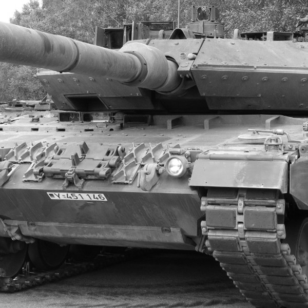 Was the UK the first country to send tanks to Ukraine?