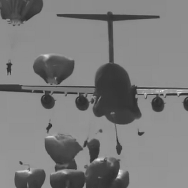 Viral video does not show US paratroopers landing in Ukraine