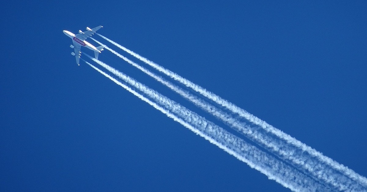 Image of white vapour trails in the sky does not show ‘chemtrails’
