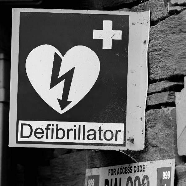 Installing defibrillators in schools is not proof that Covid-19 vaccines are unsafe