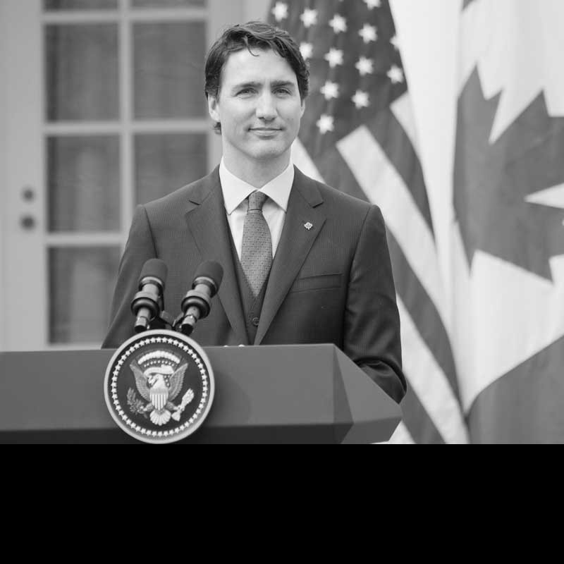 This picture does not show Fidel Castro holding Justin Trudeau as a baby