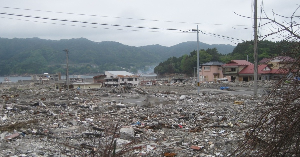 ビデオには 2011 年の日本の津波の映像が示されています