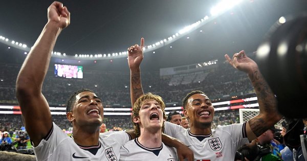 Jude Bellingham, Anthony Gordon and Morgan Rogers celebrate after England wins against Mexico on 5 July.