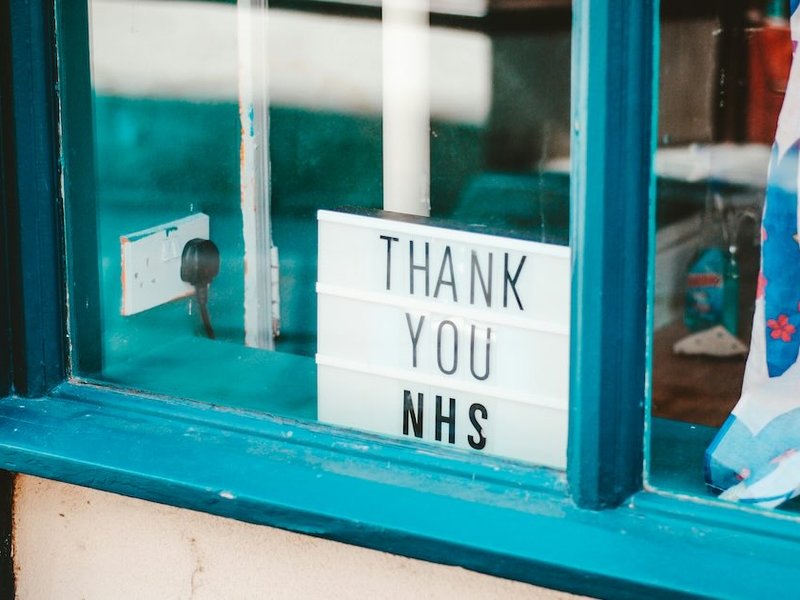 a card in a window saying “thank you nhs”