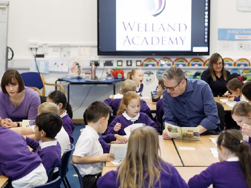 Prime Minister Sir Keir Starmer and education secretary Bridget Phillipson MP sitting in a primary school classroom