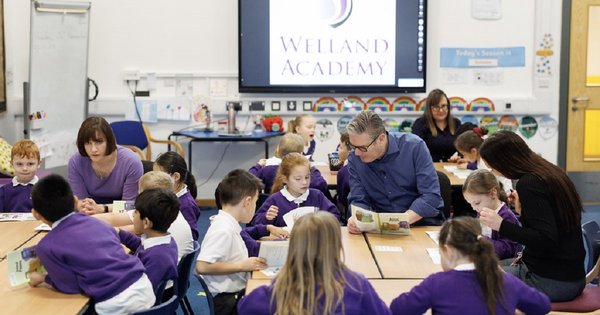 Prime Minister Sir Keir Starmer and education secretary Bridget Phillipson MP sitting in a primary school classroom