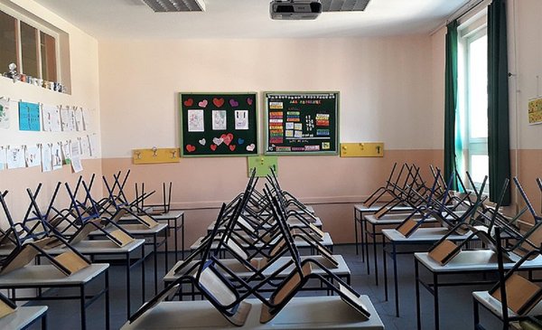 800px-empty_classroom_2020.jpg