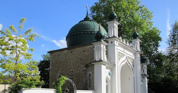 956px-shah_jahan_mosque_oriental_road_maybury_woking_june_2015_3.jpeg