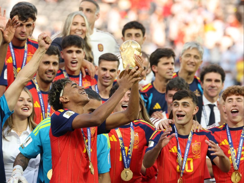 Lamine Yamal lifts the trophy with his teammates after winning the 2026 World Cup football tournament final match between Spain and Argentina at the New York/New Jersey Stadium in East Rutherford on 19 July, 2026.