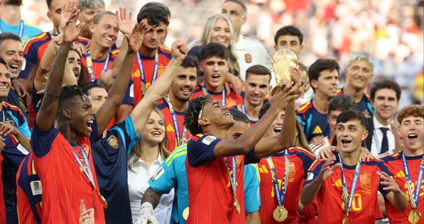 Lamine Yamal lifts the trophy with his teammates after winning the 2026 World Cup football tournament final match between Spain and Argentina at the New York/New Jersey Stadium in East Rutherford on 19 July, 2026.