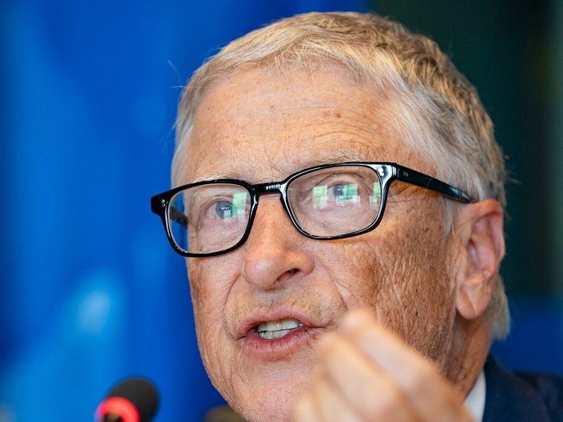 Bill Gates speaking at a DEVE Extraordinary meeting in 2025