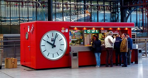 a_quick_snack!_fast_bar_clock_in_the_principe_pío_station_in_madrid_spain_resize.jpg