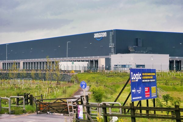 amazon_warehouse_gateway_45_leeds_-_geograph.org.uk_-_6846740_1.jpg