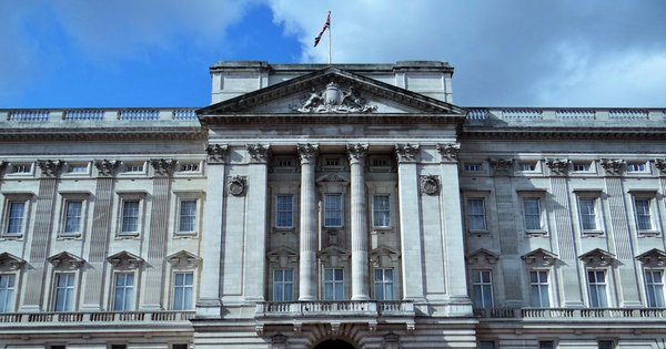 buckingham_palace_resized.jpg