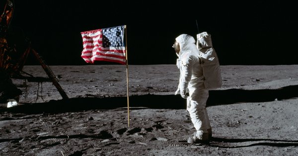 buzz_aldrin_and_the_u.s._flag_on_the_moon_-_gpn-2001-000012_(1).jpg