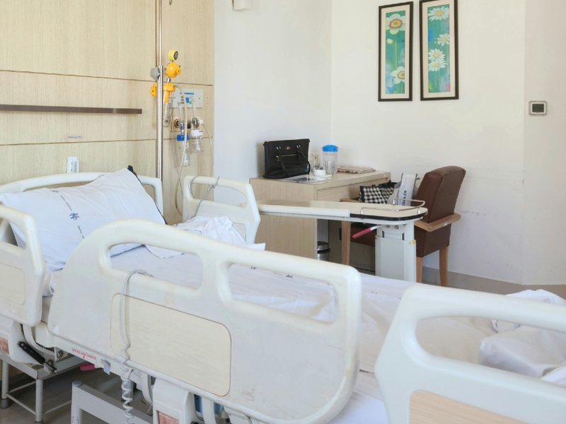 A picture of an empty hospital bed.