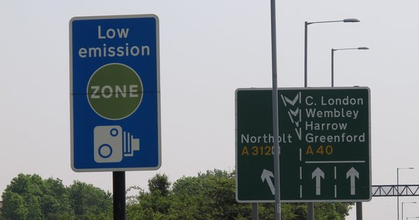 low_emission_zone_reminder_road_sign_at_northolt_-_geograph.org.uk_-_2968994.jpg