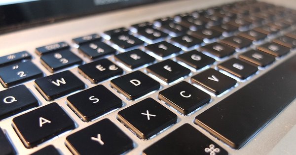 macbook-pro-338619_1280.jpg