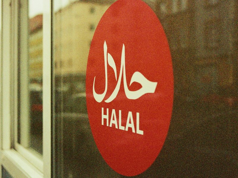 A sign on a building saying ‘halal’.