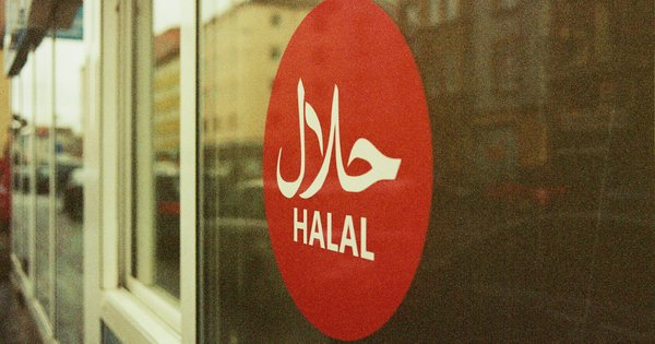 A sign on a building saying ‘halal’.