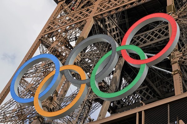 olympic_rings_on_the_eiffel_tower_2024_10_1.jpg