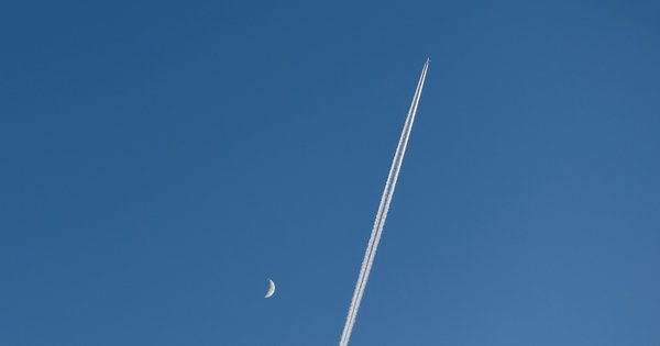 plane_trail_resized.jpg
