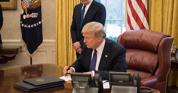 president_donald_trump_and_robert_lighthizer.jpg