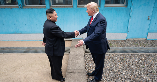president_trump_meets_with_chairman_kim_jong_un_(48162628746)-fotor-20231026162425.png