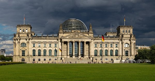 reichstagsgebaude-_cropped.jpg