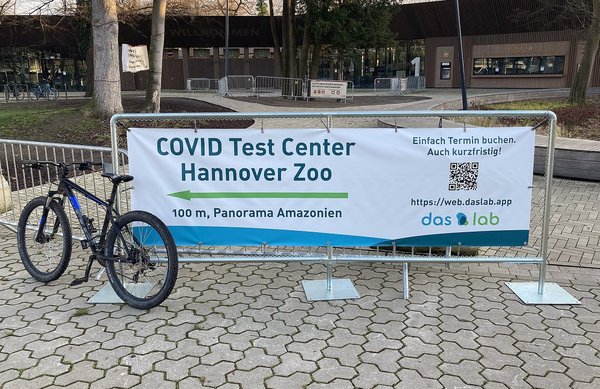 signpost_to_the_covid-19_test_center_in_hannover_zoo.jpg