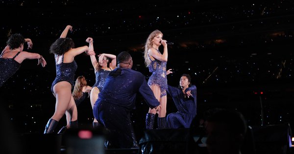 taylor_swift_the_eras_tour_midnights_era_set_53109602976_1_1.jpg