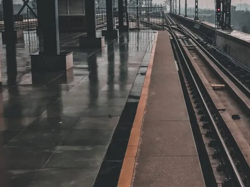 train_tracks_resized_image.jpg