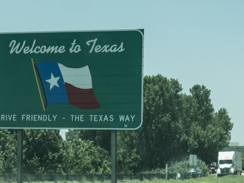 An image of the ‘Welcome to Texas’ sign on the state border.