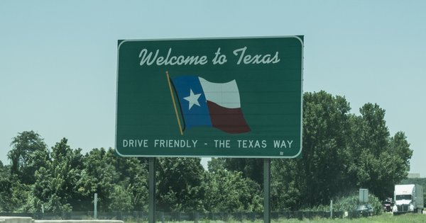 An image of the ‘Welcome to Texas’ sign on the state border.