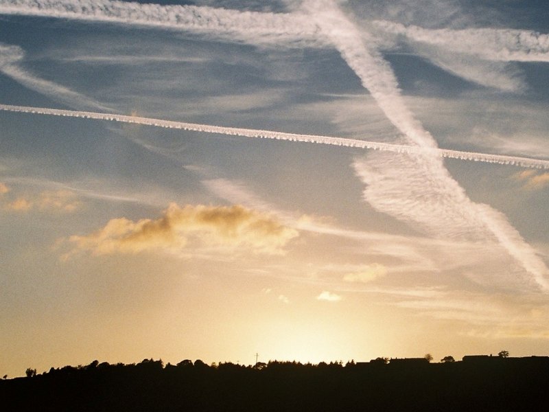 wind-smudged_con_trails_(1).jpg