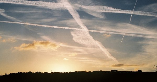 wind-smudged_con_trails_(1).jpg