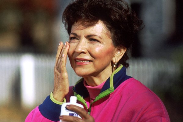 woman_applying_sunscreen_resize.jpg