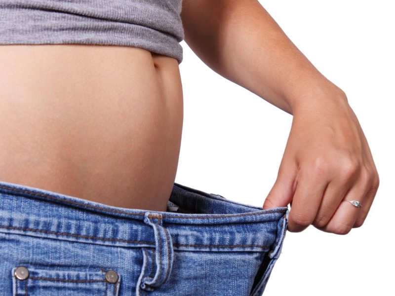 young_woman_wearing_loose_jeans_resize.jpg