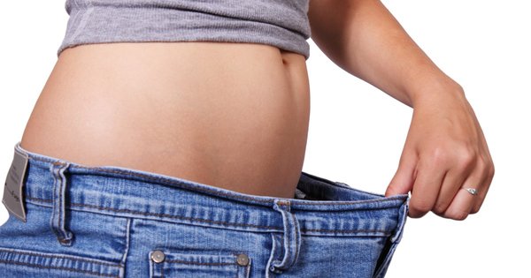 young_woman_wearing_loose_jeans_resize.jpg